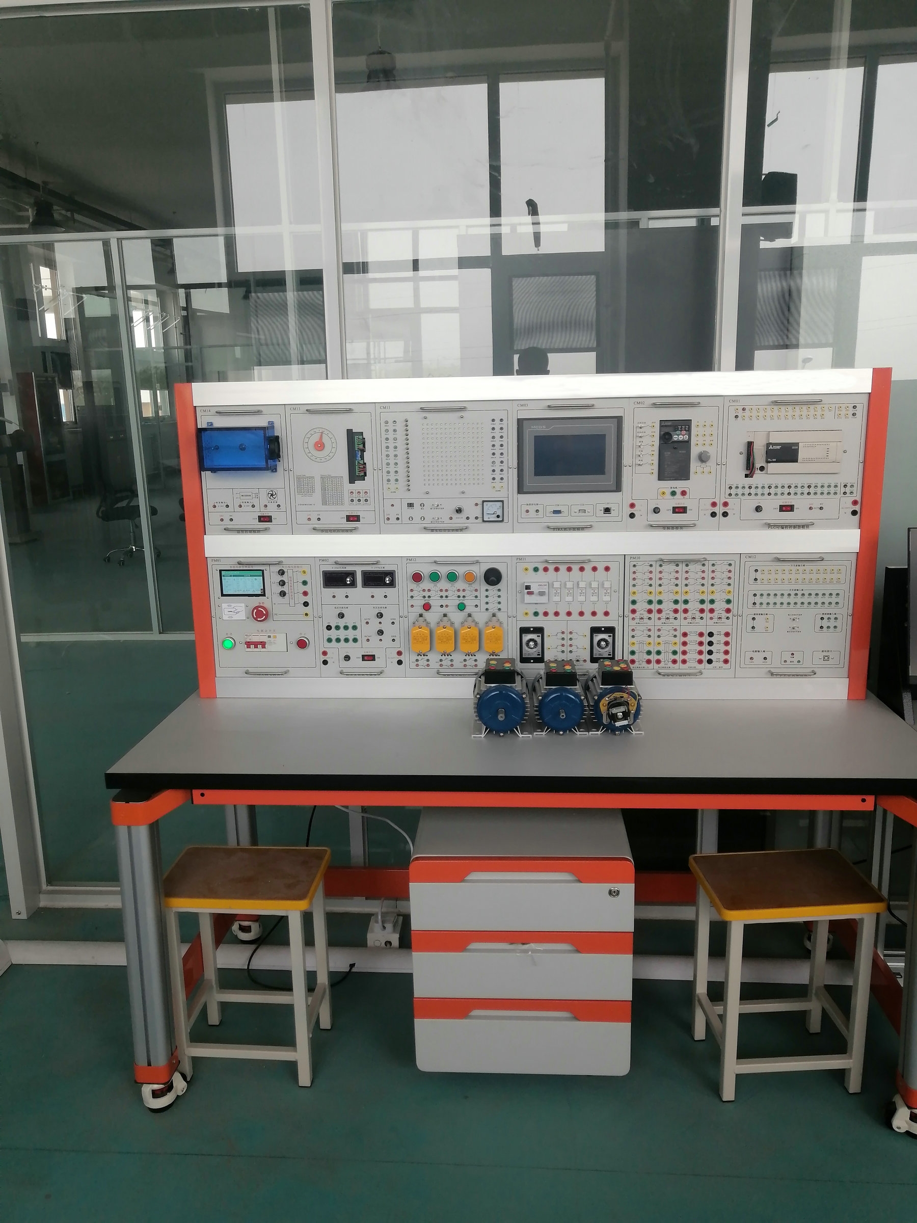 智能型中高級維修電工實(shí)訓(xùn)裝置