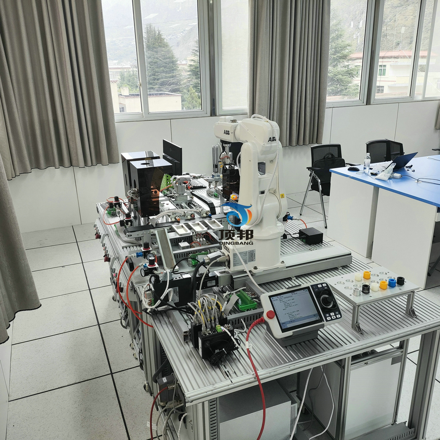 智能工業(yè)機(jī)器人實(shí)訓(xùn)平臺