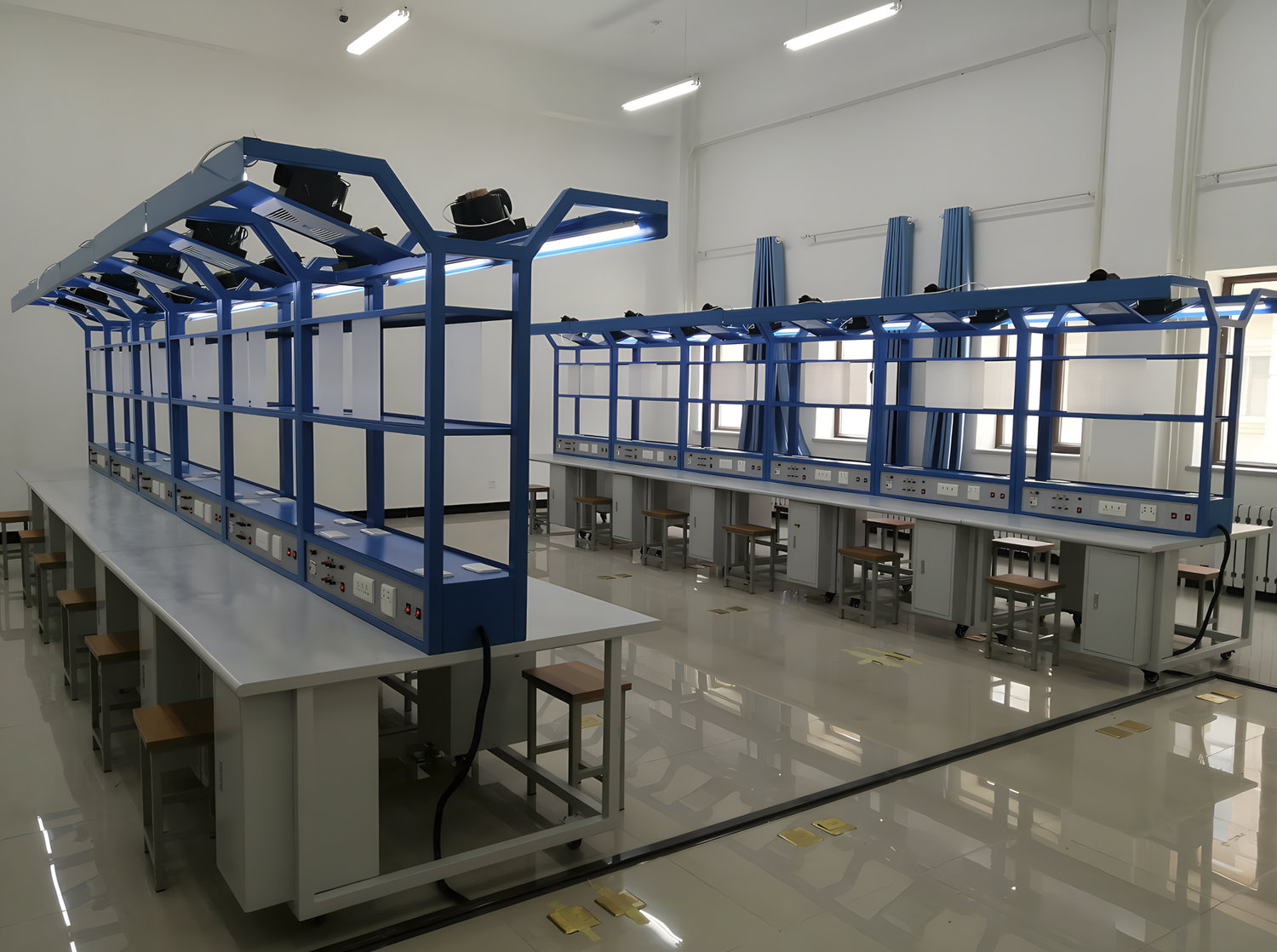 電子焊接裝配實(shí)訓(xùn)臺(tái)(圖1) 電子焊接裝配實(shí)訓(xùn)臺(tái)(圖1)